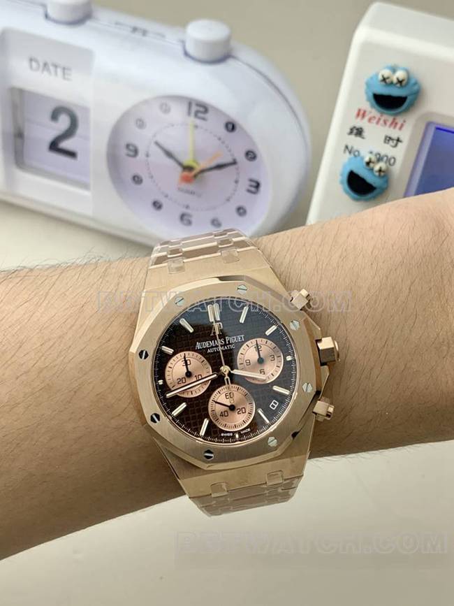 top-tier replica watch Audemars PiguetBLS factory Royal Oakrose goldblack dial mechanical 26420front live photo