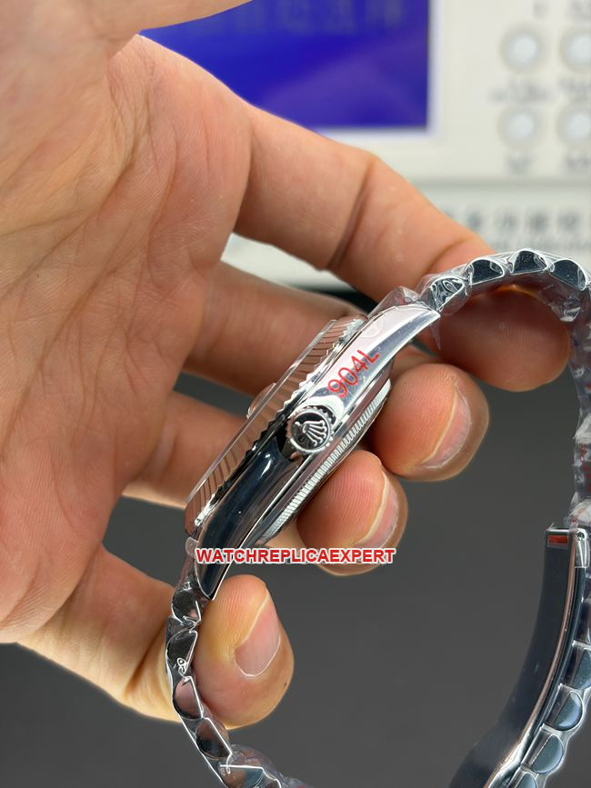 top-tier replica watch Day-DateQF factory Rolex ice blue dial 40mm side live photo