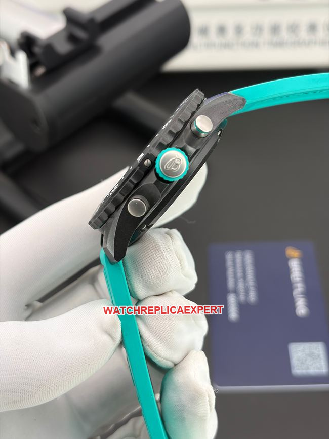 top-tier replica watch original Breitling professional gray plate blue green bracelet quartz movementside live photo