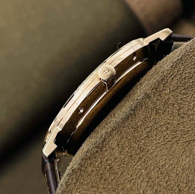 Top-tier replica watch Piaget men's white dial brown belt dragon and phoenix series watch side view
