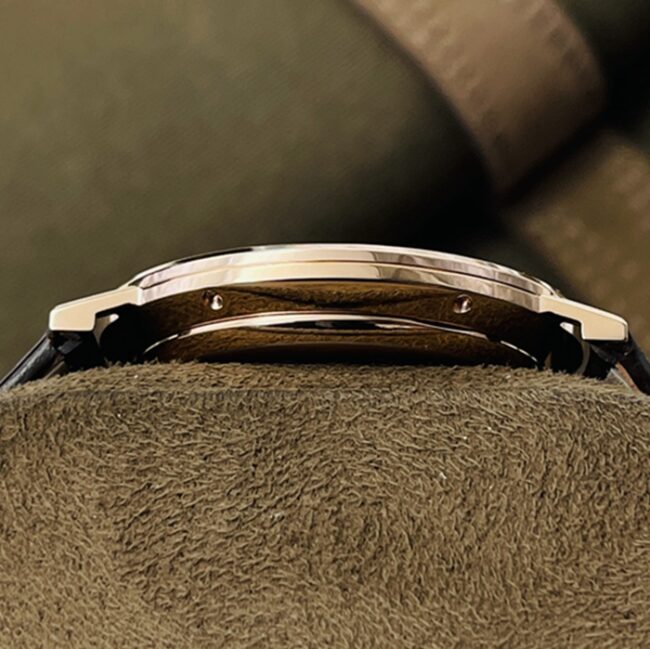 Top-tier replica watch Piaget men's white dial brown belt dragon and phoenix series watch side view