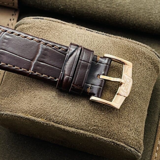 Top-tier replica watch Piaget men's white dial brown belt dragon and phoenix series watch clasp picture