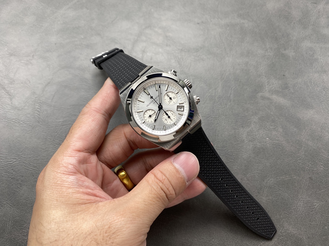 Vacheron Constantin Overseas 5500V Chronograph Silver Dial Black Rubber Strap Replica 8F 42.5mm